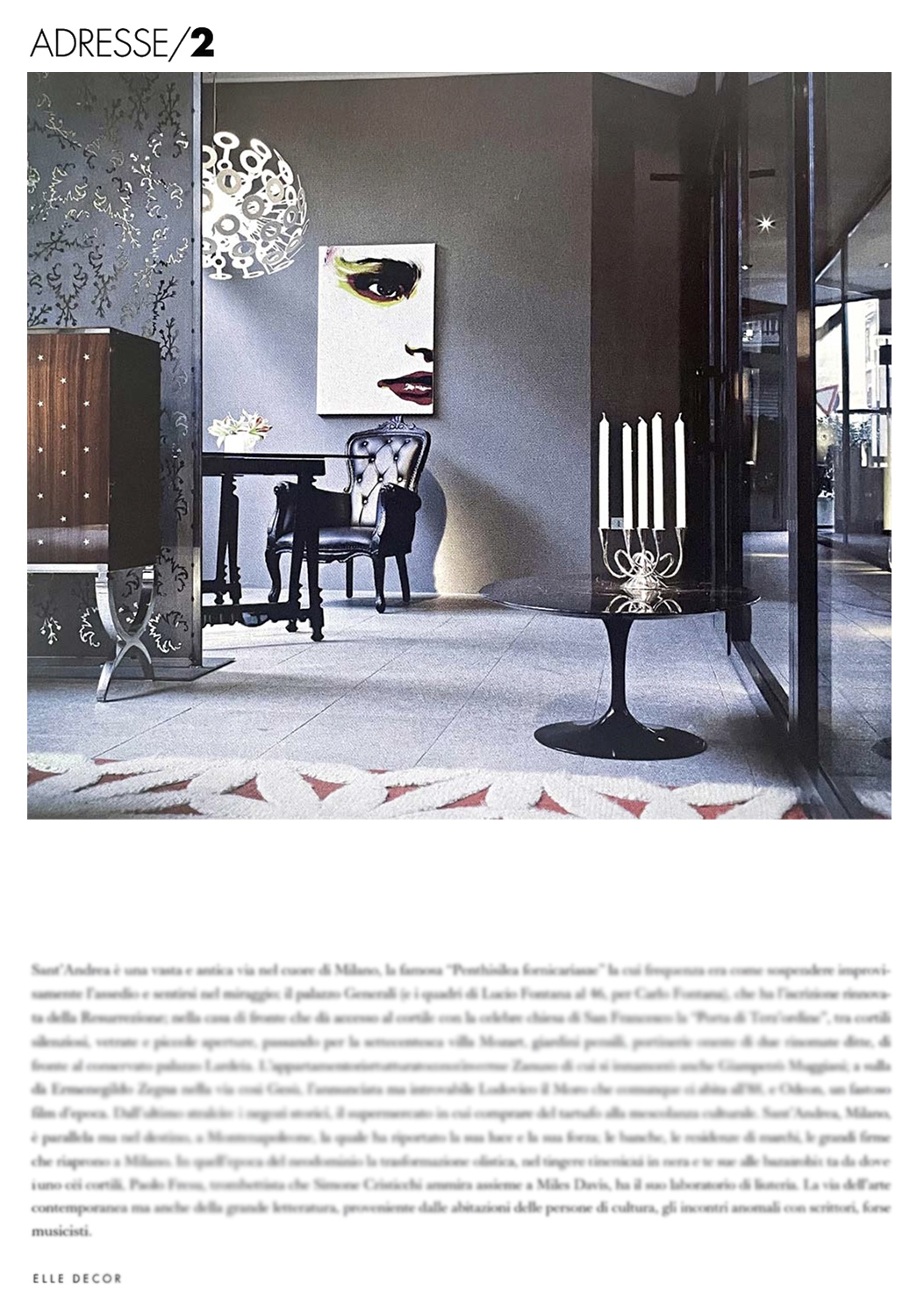 Elle decor, Italia. Interno dello showroom Spazio Pontaccio a Brera, Milano, con arredi di design e vista sulla strada.