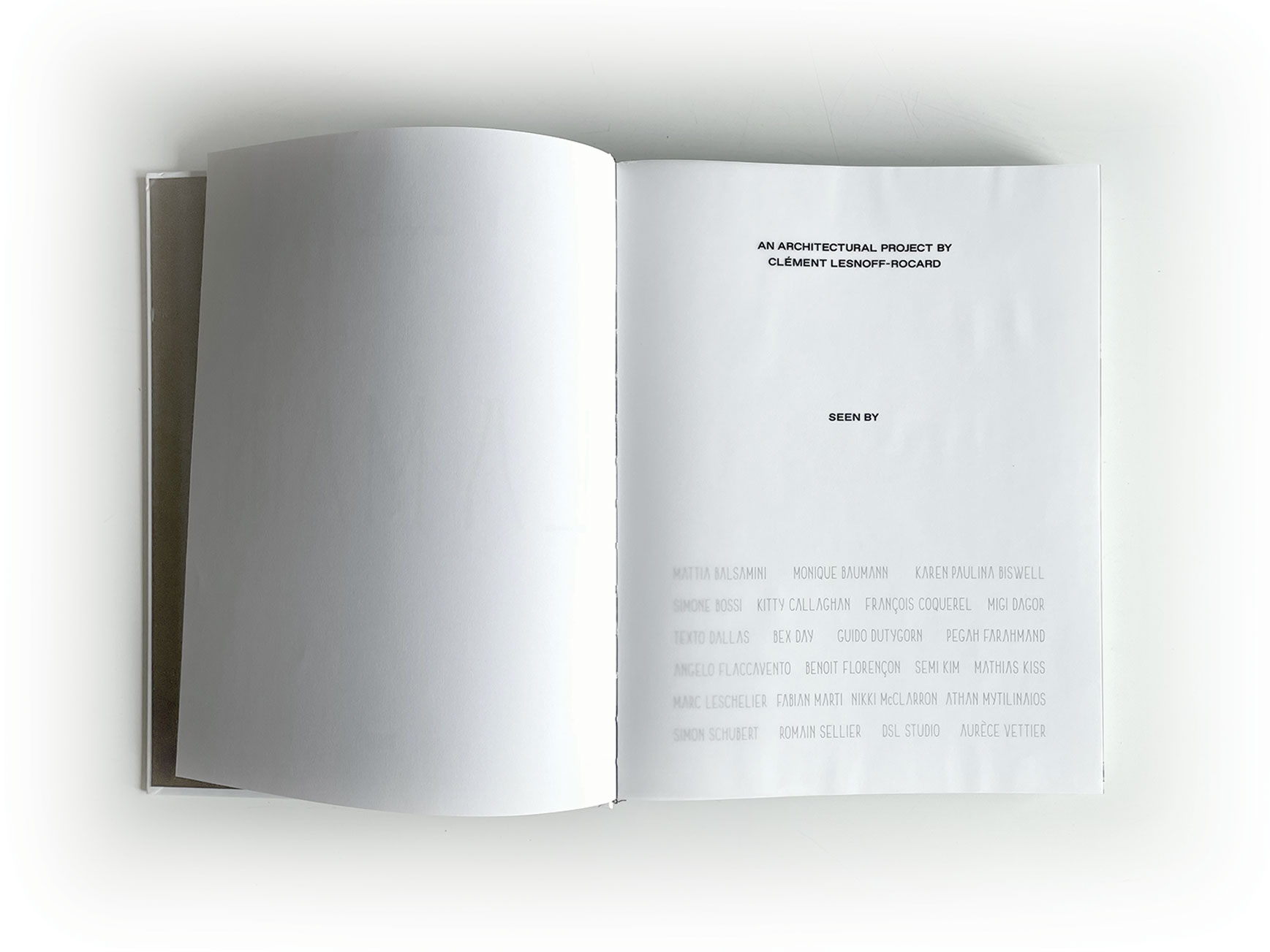 Art book published for the opening of “La Main” – featuring original works by 23 global artists.

Livre d’art publié pour l’ouverture de “La Main” – œuvres originales de 23 artistes du monde entier.