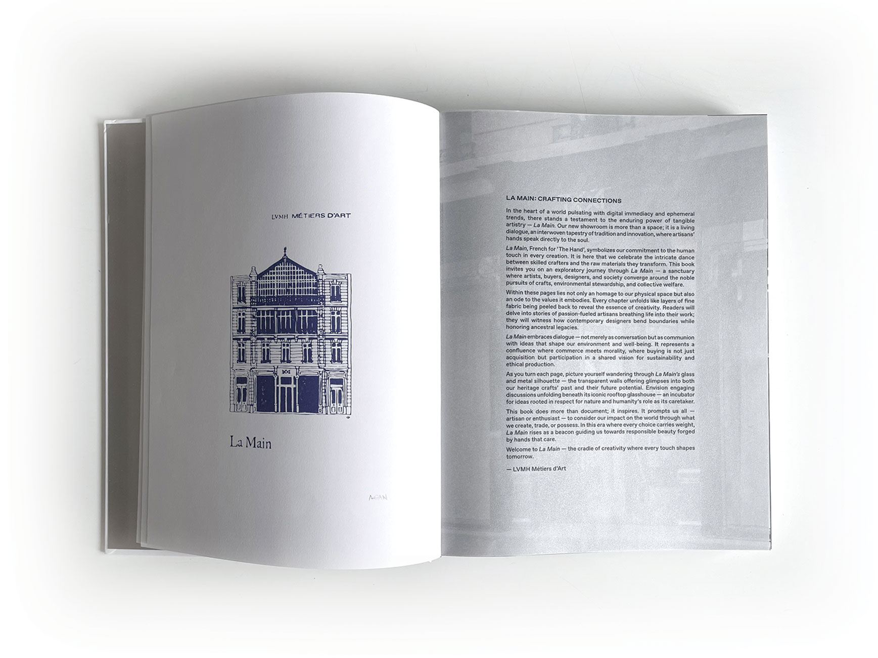 Art book published for the opening of “La Main” – featuring original works by 23 global artists.

Livre d’art publié pour l’ouverture de “La Main” – œuvres originales de 23 artistes du monde entier.