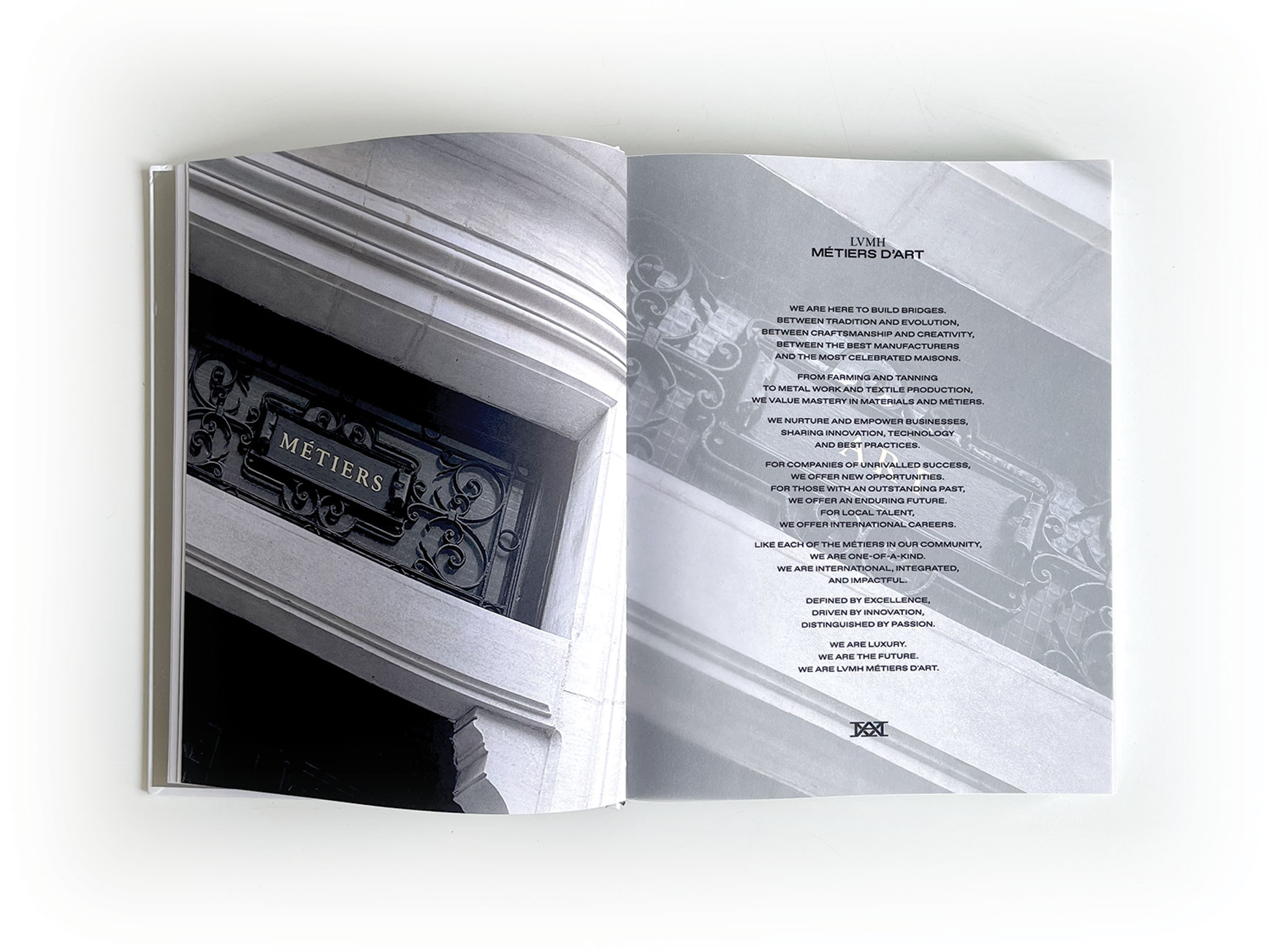 Art book published for the opening of “La Main” – featuring original works by 23 global artists.

Livre d’art publié pour l’ouverture de “La Main” – œuvres originales de 23 artistes du monde entier.