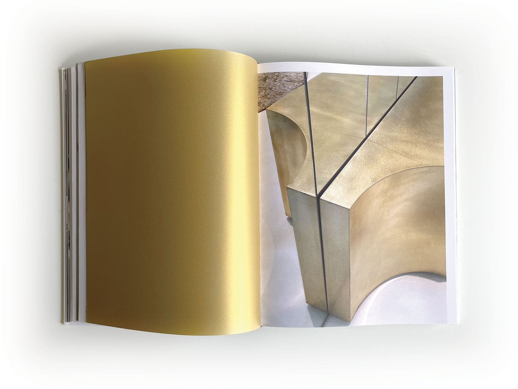 Art book published for the opening of “La Main” – featuring original works by 23 global artists.

Livre d’art publié pour l’ouverture de “La Main” – œuvres originales de 23 artistes du monde entier.