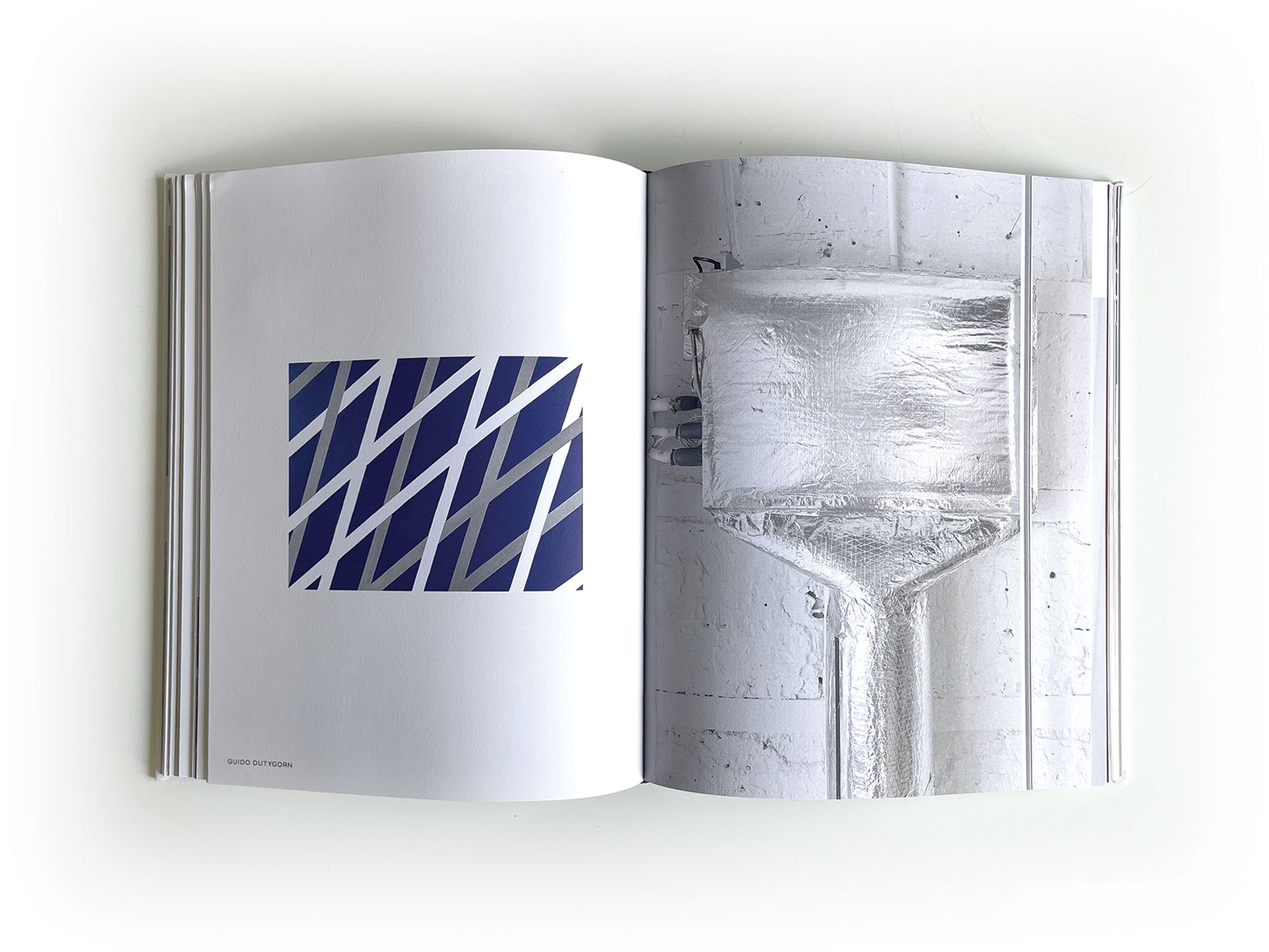 Art book published for the opening of “La Main” – featuring original works by 23 global artists.

Livre d’art publié pour l’ouverture de “La Main” – œuvres originales de 23 artistes du monde entier.
