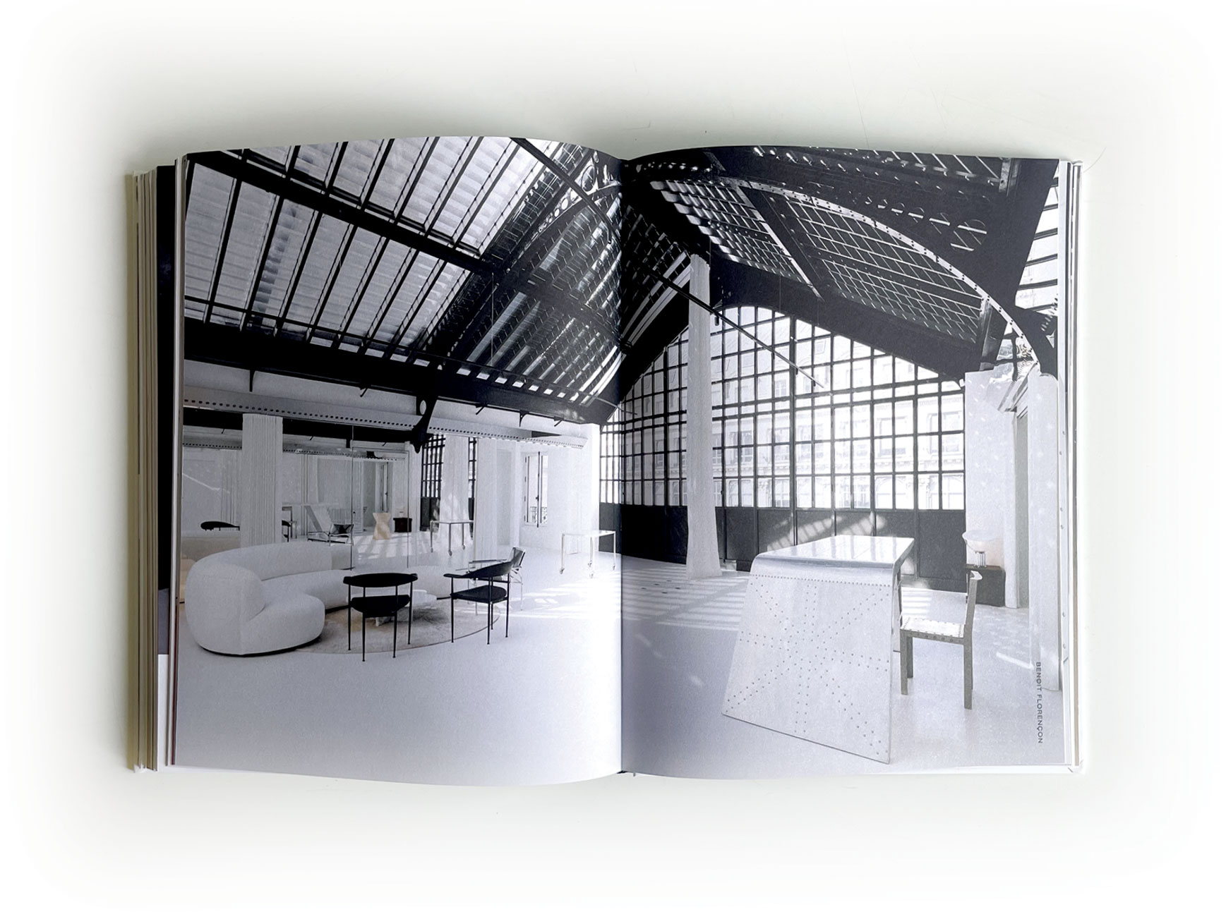 Art book published for the opening of “La Main” – featuring original works by 23 global artists.

Livre d’art publié pour l’ouverture de “La Main” – œuvres originales de 23 artistes du monde entier.