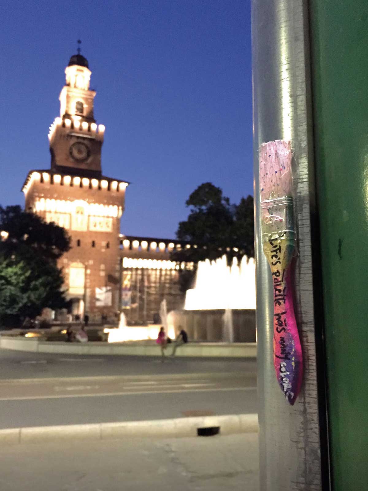 castello-sforzesco-milano Nel cuore di Milano si erge silente, il Castello, sentinella del tempo e del vento. Tra mura rosse e cortili segreti, vivono echi di dame, condottieri e poeti. Ogni pietra conserva un sussurro antico, ogni torre scruta l’oggi con occhio amico. Passeggi tra ombre e cieli cangianti, e scopri che il passato è sempre davanti.